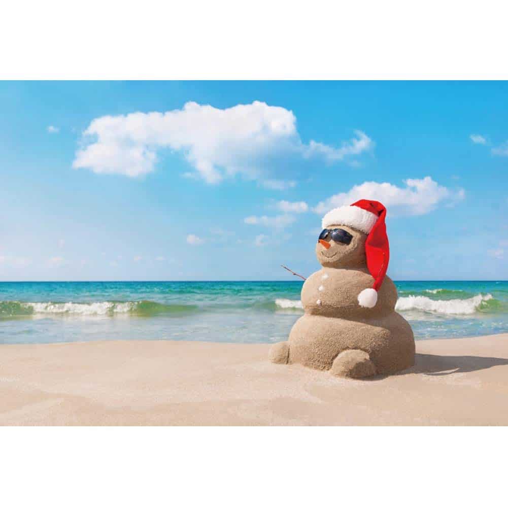 Fondo de Foto Navideño con Muñeco de Nieve en la Playa para