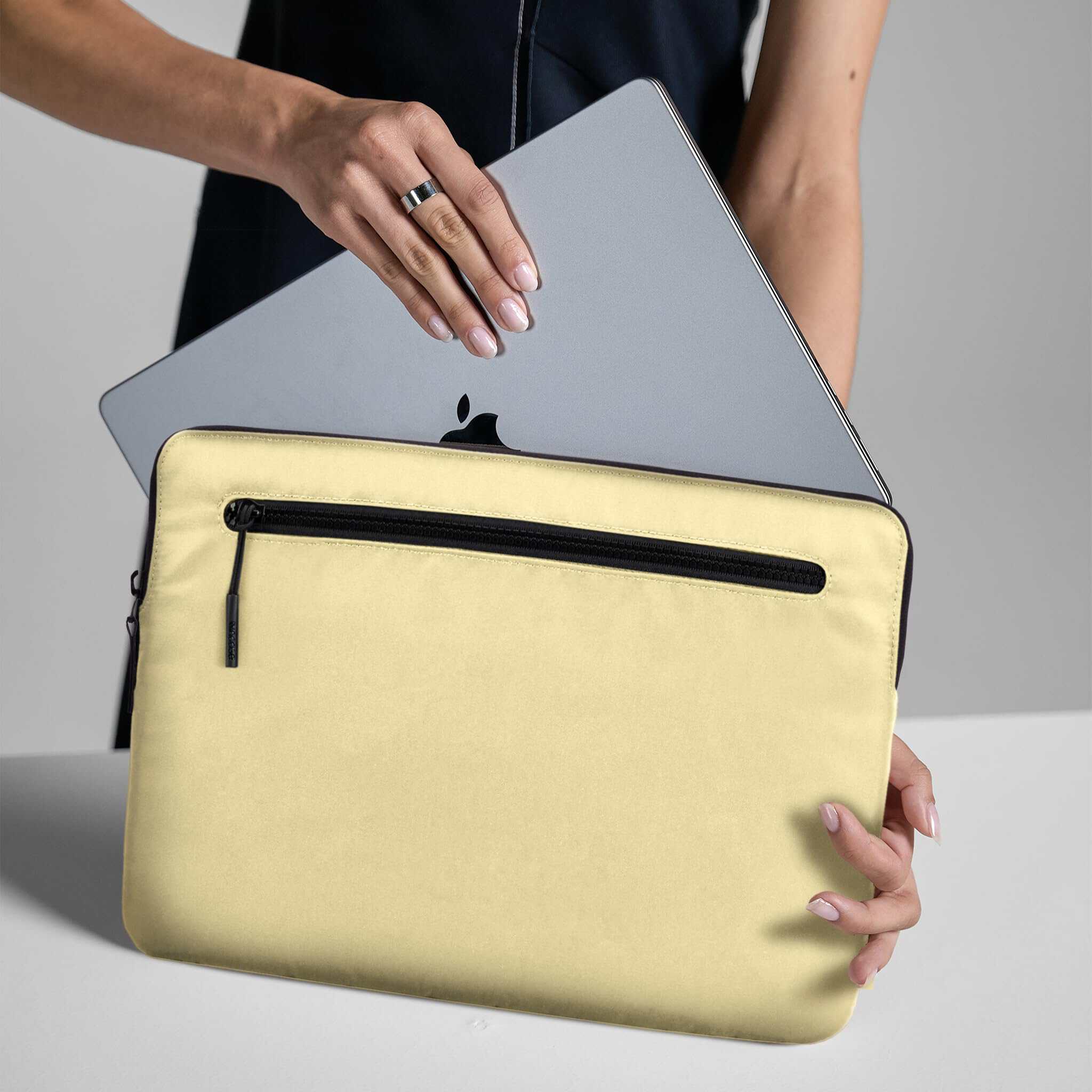 Funda Compacta para Laptop Incase con Flight -Lima Crema - Image 8